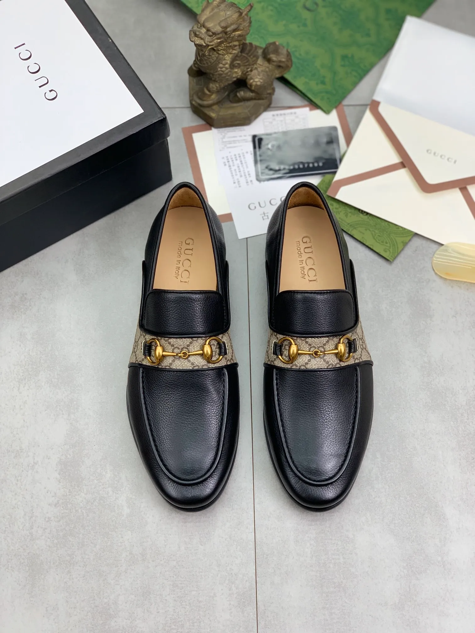 Men's shoes 💰P580 💰[New model] Genuine leather outsole series 🆘Water-dyed cow lining [GUCCI] Gucci leather shoes, top purchasing men's 2023 counters are on sale simultaneously, top-grade original calfskin imported from Italy ➕ first-layer cowhide lining) original factory special original sole, fine workmanship, impeccable 👍 You can go in and out of the counter at will; the real thing is super beautiful, code number: 38 to 45 black Brown 🉑️Choose a full set of packaging at the counter